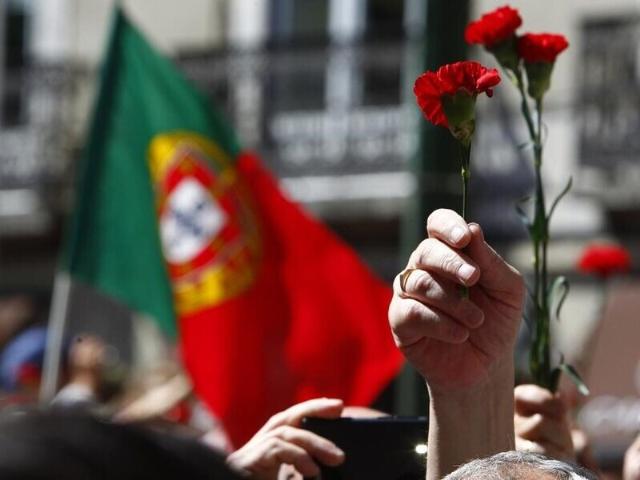 Karafiátová revoluce – den, kdy se Portugalsko&nbsp;nadechlo